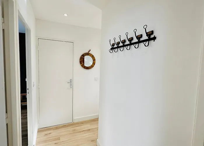 L'escale 2 Bedrooms Near Tram Апартаменти *